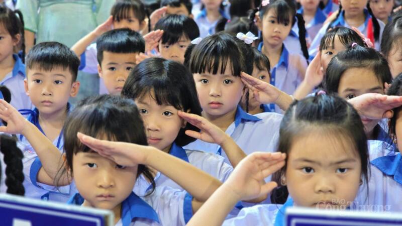 Các em học sinh Trường TH-THCS và THPT Sao Việt thực hiện nghi thức chào cờ tại lễ khai giảng. Ảnh: Bá Bính