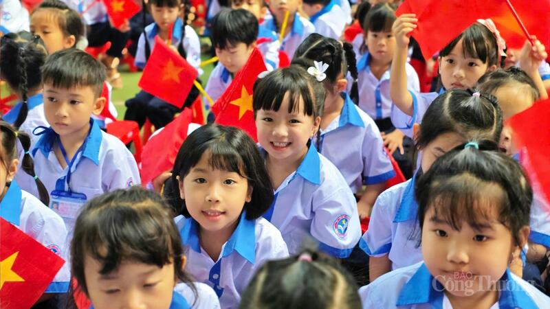 Hơn 760.000 học sinh ở 1.265 trường học từ bậc mầm non đến THPT đã cùng hòa vào không khí rộn ràng ngày khai giảng. Ảnh: Hiền Mai