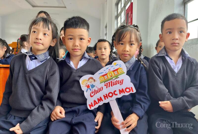 Các em học sinh tại tỉnh Lâm Đồng trong ngày khai giảng. Ảnh: Lê Sơn
