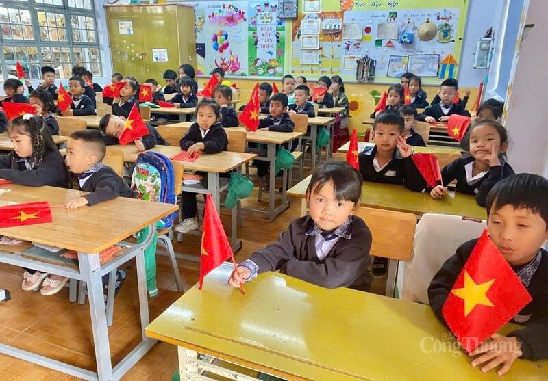 Các em học sinh phường Langbiang - Đà Lạt háo hức trong ngày khai giảng. Ảnh: Lê Sơn