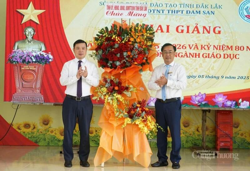 Ông Đỗ Hữu Huy, Phó Bí thư Tỉnh ủy Đắk Lắk tặng hoa chúc mừng Trường Phổ thông Dân tộc nội trú THPT Đam San. Ảnh: Thúy Hồng