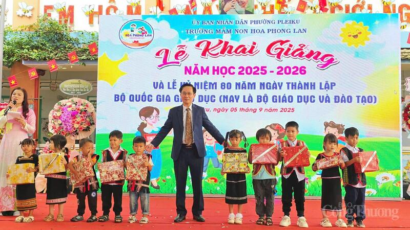 Ông Nguyễn Xuân Phước, Tỉnh ủy viên, Bí thư phường Pleiku trao quà cho các em học sinh Trường Mầm non Hoa Phong Lan, phường Pleiku. Ảnh: Bá Bính