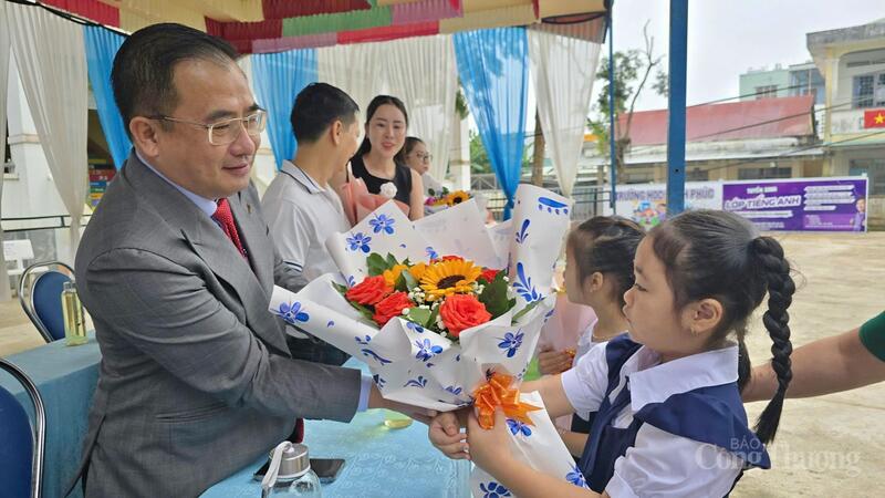 Ông Đặng Toàn Thắng, Chủ tịch UBND phường Pleiku nhận hoa của các em học sinh Trường Tiểu học Võ Thị Sáu. Ảnh: Bá Bính