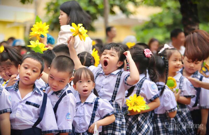 Hình ảnh đáng yêu trong lễ khai giảng trên địa bàn tỉnh Gia Lai. Ảnh: Hiền Mai