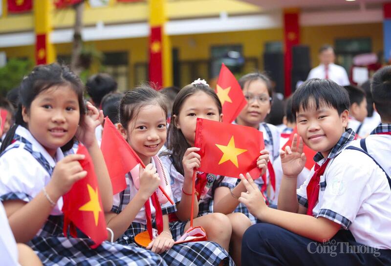 Các em học sinh háo hức trong ngày khai giảng. Ảnh: Hiền Mai