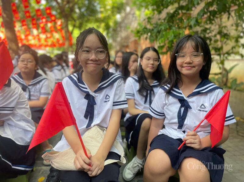 Em Nguyễn Hà Quỳnh Trang (bên trái), học sinh lớp 7A7 tại Trường Trung học cơ sở & Trung học phổ thông Lương Thế Vinh (Yên Hòa) chia sẻ: “Năm nào em cũng mong chờ ngày khai giảng, nhưng năm nay còn đặc biệt hơn. Lần đầu tiên, em được hát Quốc ca với hàng triệu học sinh cả nước, giây phút ấy vô cùng hạnh phúc và tự hào, em tự hứa với bản thân sẽ cố gắng nỗ lực hơn nữa trong học tập".