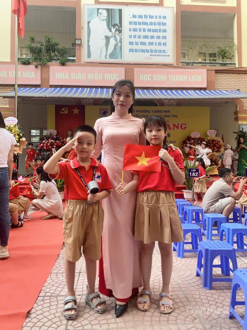 Chị Bùi Thị Lự sắp xếp công việc cùng các con dự lễ khai giảng đặc biệt
