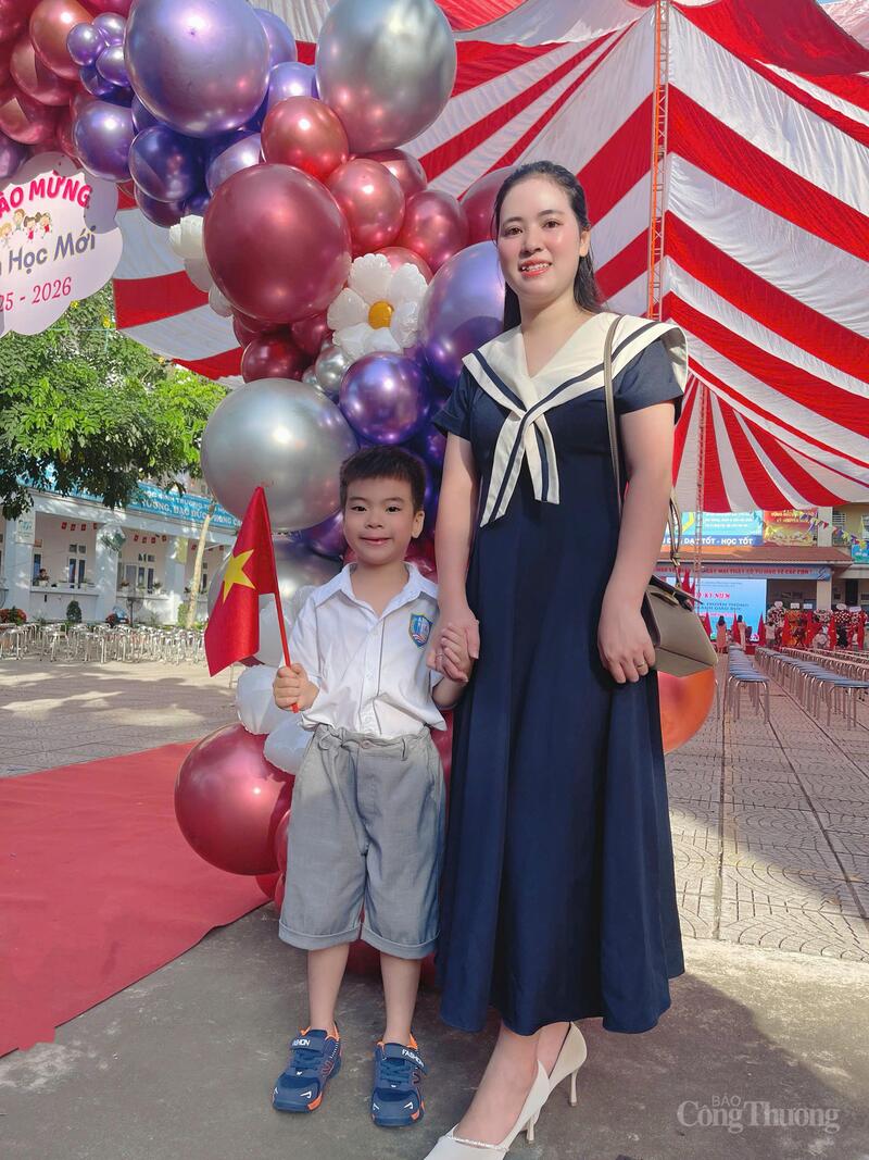 Chị Hồ Thị Ly, phụ huynh Trường Tiểu học Nam Từ Liêm chia sẻ: "Ngày khai giảng năm nay không chỉ là niềm vui của con, mà còn là niềm hạnh phúc của cả gia đình. Khoảnh khắc tất cả học sinh cả nước cùng hát Quốc ca, với tôi thật thiêng liêng".