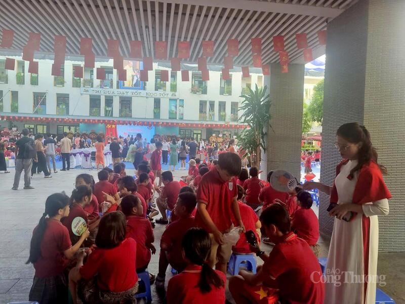 Lễ khai giảng thêm ấm áp bởi hình ảnh cô giáo Nguyễn Hoài Thu lớp 5A5 Trường Nghĩa Đô vừa điểm danh vừa quạt mát cho học trò