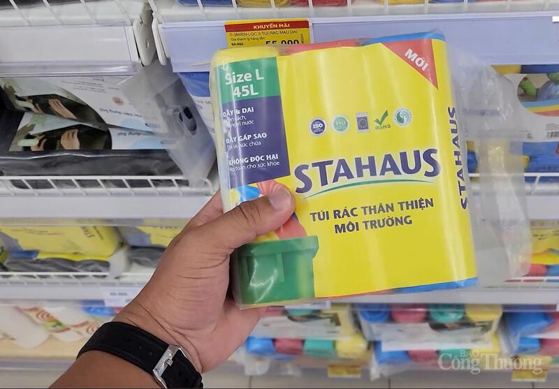 Sản phẩm được Bộ Nông nghiệp và Môi trường chứng nhận nhãn sinh thái được bày bán tại siêu thị. Sản phẩm có chứa 20% nguyên liệu nhựa tái chế, góp phần giảm thiểu rác thải nhựa nguyên sinh, tái sử dụng nguồn nguyên liệu có sẵn, tiết kiệm tài nguyên. Ảnh: C.H