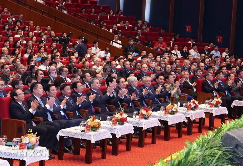 Tổng Bí thư Tô Lâm, các đồng chí lãnh đạo, nguyên lãnh đạo Đảng Nhà nước dự lễ kỷ niệm. Ảnh: Thống Nhất/TTXVN