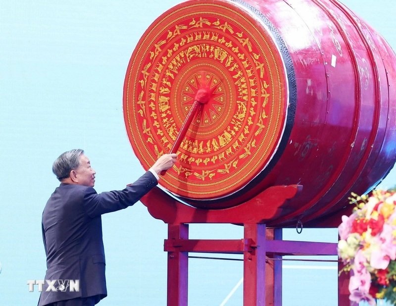 Tổng Bí thư Tô Lâm đánh trống khai giảng năm học 2025-2026. Ảnh: Thống Nhất/TTXVN