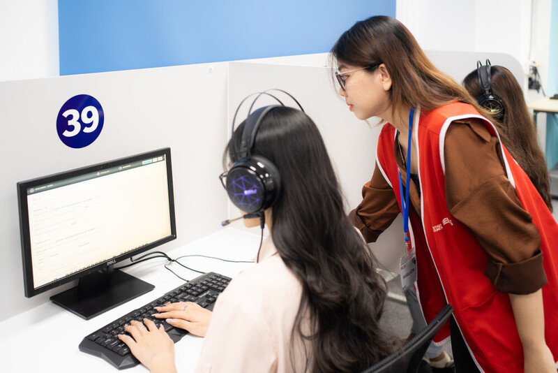 Thí sinh tham gia thi chứng chỉ ngoại ngữ. Ảnh: IELTS British Council Vietnam