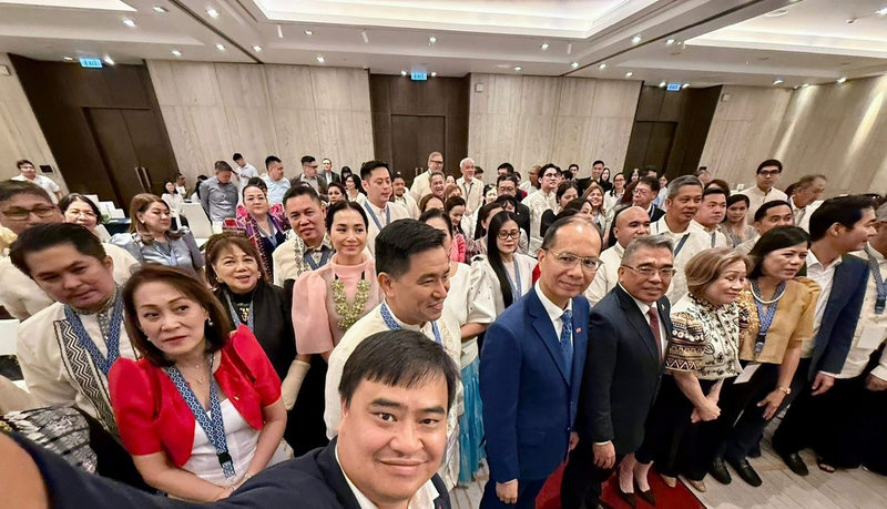 Hình ảnh ông Lê Phú Cường chụp ảnh giao lưu cùng với đại diện các doanh nghiệp Philippines Hội nghị Xúc tiến thương mại và Đầu tư Việt Nam - Philippines