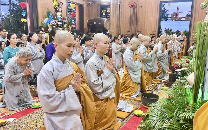 Nghi thức thỉnh hoa đăng trong lễ Vu Lan. Ảnh: Khánh Ngọc