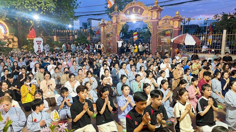 Người dân đổ về từ nhiều địa phương trong tỉnh tham gia đêm Lễ hoa đăng tại Chùa Thiên Quang, phường Cái Khế, TP. Cần Thơ ngày 5/9