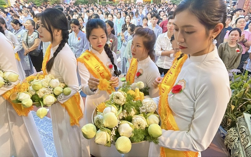 Trên tay mỗi người là những chiếc đèn hoa sen nhỏ xinh, tượng trưng cho lòng thành kính dâng lên Tam bảo và cha mẹ