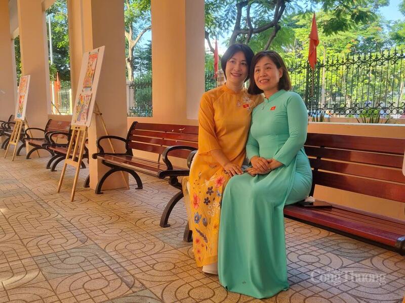 Hai cô giáo Trường Trung học cơ sở Lê Quý Đôn tranh thủ ghi lại kỷ niệm đáng nhớ