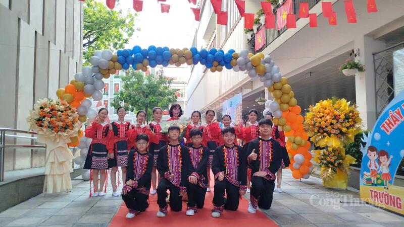 Đội văn nghệ tại Trường Trung học cơ sở Xuân La