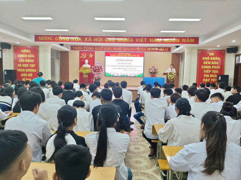 Th.s Nguyễn Đăng Toàn - Bí thư Đảng ủy, Hiệu trưởng Trường Cao đẳng Công Thương Phú Thọ phát biểu tại lễ khai giảng. Ảnh: Thanh Loan
