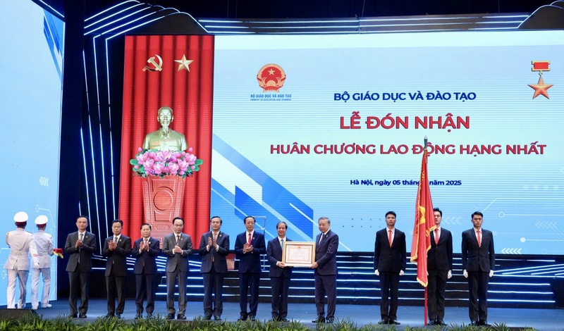 Thay mặt lãnh đạo Đảng, Nhà nước, Tổng Bí thư Tô Lâm trao Huân chương Lao động hạng Nhất cho Bộ Giáo dục và Đào tạo. Ảnh: BTC