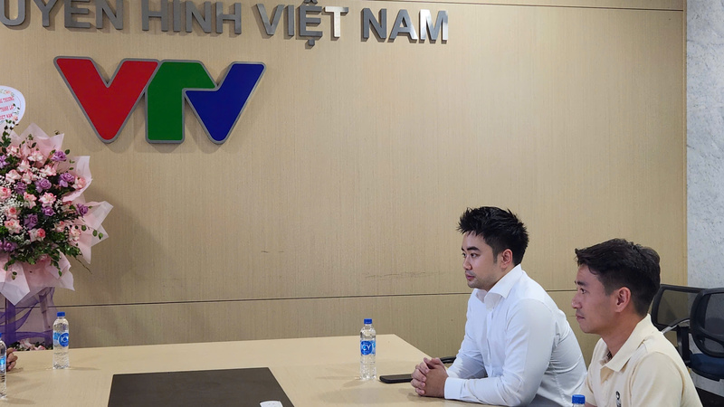 Đồng chí Nguyễn Quốc Khánh (áo sơ mi trắng) bày tỏ trân trọng sự đồng hành của Đoàn Thanh niên VTV trong chương trình tình nguyện tại Tuyên Quang ngày 16 - 17/8 vừa qua. Ảnh: Đoàn Thanh niên Bộ Công Thương