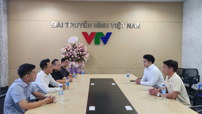 Đại diện Đoàn Thanh niên Bộ Công Thương đến thăm và chúc mừng Đài Truyền hình Việt Nam nhân kỷ niệm 55 năm ngày phát sóng chương trình truyền hình đầu tiên. Ảnh: Đoàn Thanh niên Bộ Công Thương