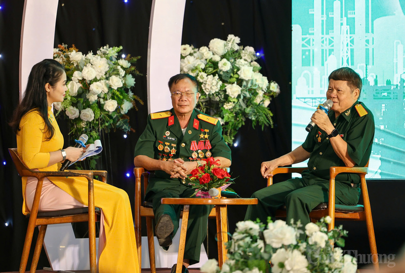 Các diễn giả tham gia phần giao lưu với chủ đề "Từ cách mạng Tháng Tám đến ngọn lửa dầu khí"