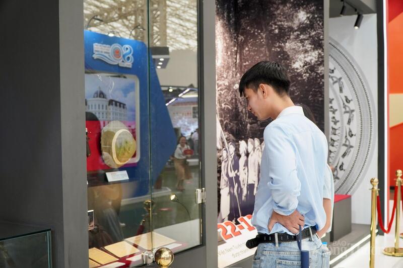 Người xem lặng lẽ dừng chân trước những kỷ vật cách mạng, để cảm nhận hơi thở của lịch sử qua từng trang giấy đã ố màu thời gian. Ảnh: Minh Hằng