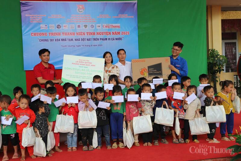 Chiếc tivi do Đoàn Thanh niên Bộ Công Thương và các đơn vị phối hợp tặng điểm trường trong chương trình thanh niên tình nguyện "Chung tay xoá nhà tạm, nhà dột nát trên phạm vi cả nước" hôm 16 - 17/8 vừa qua. Ảnh: Nguyễn Hằng