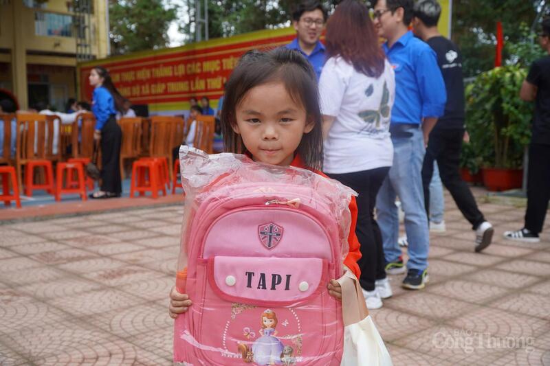 Em bé người Mông tay ôm chặt chiếc balo mới được đoàn tình nguyện tặng. Ảnh: Minh Trang