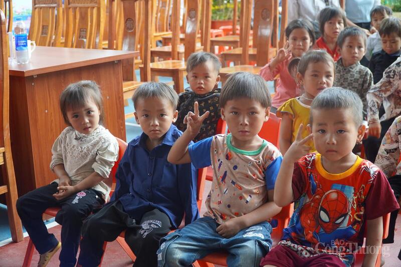 Các em học sinh ở điểm trường Mã Lùng (xã Giáp Trung, tỉnh Tuyên Quang) trong chương trình thanh niên tình nguyện của Đoàn Thanh niên Bộ Công Thương và các đơn vị hôm 16 và 17/8. Ảnh: Minh Trang
