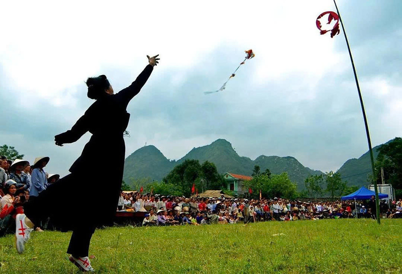 Trò chơi dân gian ném còn là một trong những trò chơi được đông đảo người dân và du khách yêu thích. Ảnh: Cổng Thông tin điện tử Lào Cai