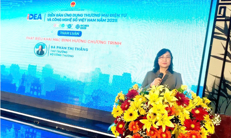 Thứ trưởng Bộ Công Thương Phan Thị Thắng phát biểu khai mạc chương trình. Ảnh: Cục Thương mại điện tử và Kinh tế số.