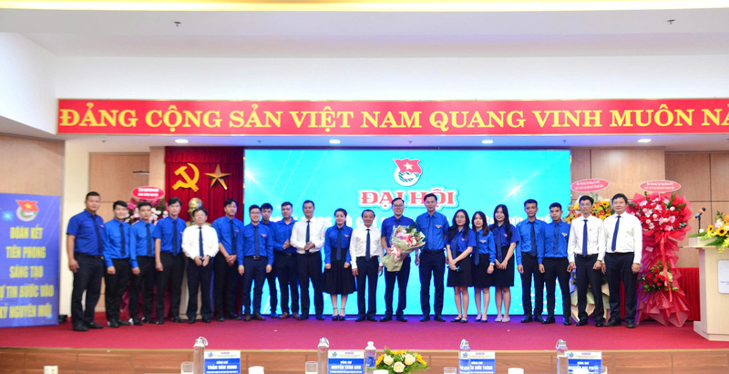 Ban Chấp hành Đoàn TNCS Hồ Chí Minh Công ty Điện lực Huế nhiệm kỳ 2025 - 2030 ra mắt tại Đại hội. Ảnh: D. Huyền