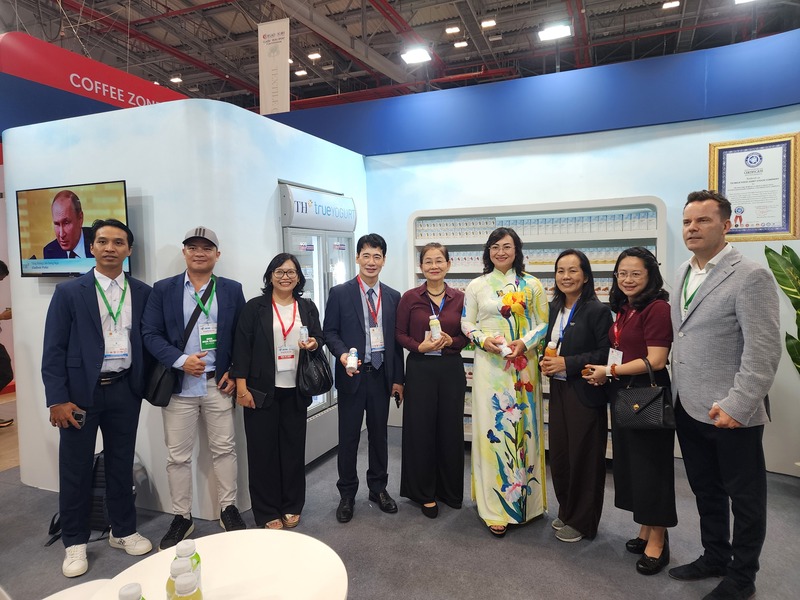 Thứ trưởng Bộ Công thương Phan Thị Thắng (thứ 4 từ phải qua) và một số cơ quan tham tán thăm gian hàng Tập đoàn TH