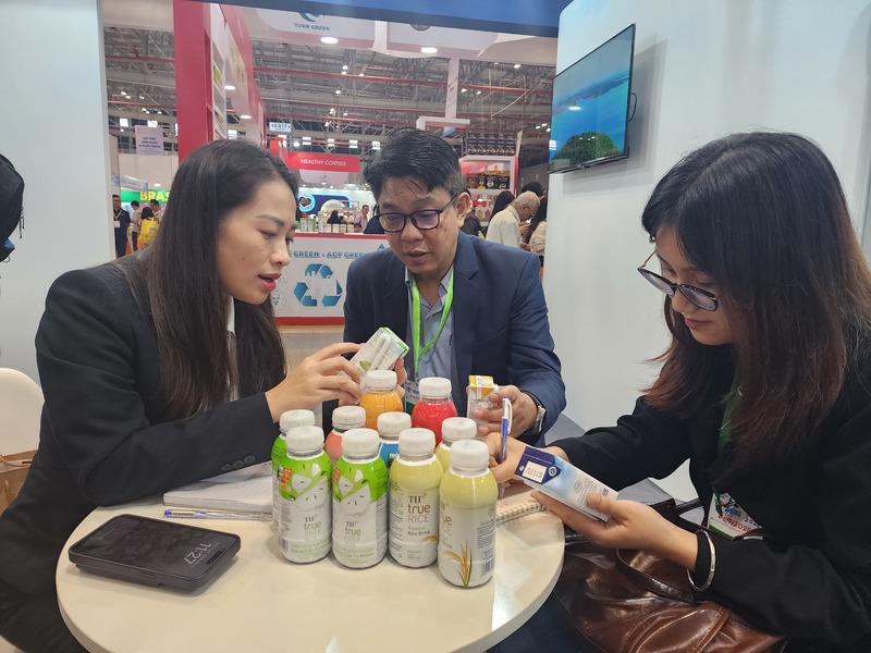 Nhà mua quốc tế tìm hiểu công nghệ truy xuất nguồn gốc trên sản phẩm TH true MILK