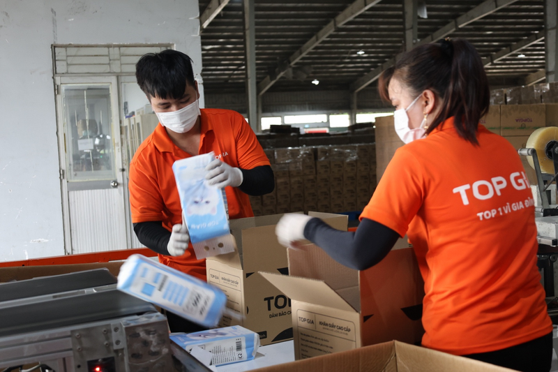 Các sản phẩm của TopGia đều đươc kiểm tra nghiêm ngặt trước khi ra thị trường nhằm hạn chế tối đa lỗi. Ảnh: Ngọc Linh