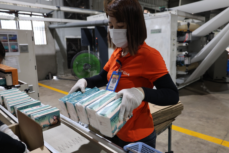 Các sản phẩm giấy TopGia đều được kiểm định theo các tiêu chuẩn trước khi lưu hành trên thị trường. Ảnh: Ngọc Linh