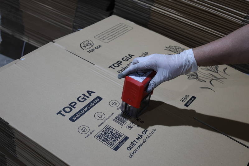 Sản phẩm giấy TopGia được kiểm tra và đóng dấu trước khi phân phối. Ảnh: Ngọc Linh