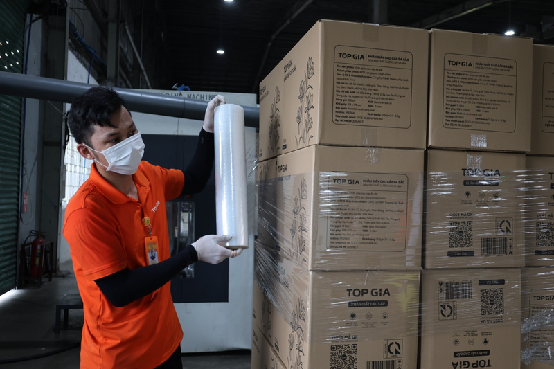 Nhân viên tại nhà máy sản xuất giấy TopGia đóng hàng. Ảnh: Ngọc Linh