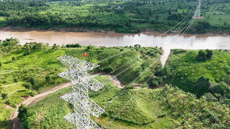 Sau hơn 6 tháng thi công thần tốc, tuyến đường dây truyền tải 220kV từ nhà máy điện gió Savan 1 trên lãnh thổ Lào đã được hoàn thành và sẵn sàng đấu nối vào hệ thống điện quốc gia Việt Nam trong tương lai gần