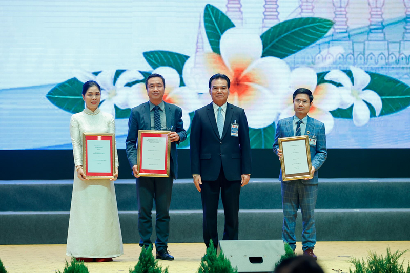 Lãnh đạo Bộ Kế hoạch và Đầu tư Lào trao Hợp đồng tô nhượng dự án điện gió Savan 1 cho ông Nguyễn Thái Hà, Tổng Giám đốc Công ty TNHH MTV Điện gió Savan 1 (thứ hai từ trái sang). Ảnh: Nhật Bắc/VGP