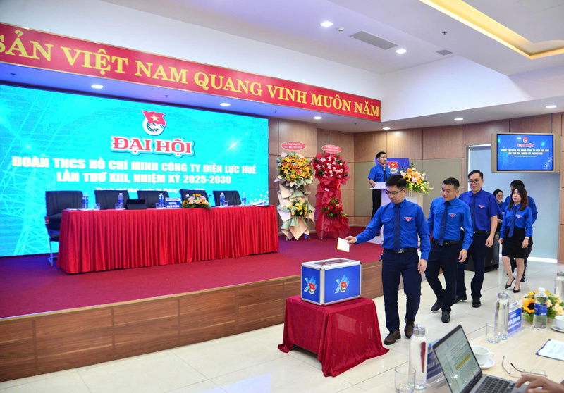 Đại biểu bỏ phiếu bầu cử tại Đại hội. Ảnh: D. Huyền