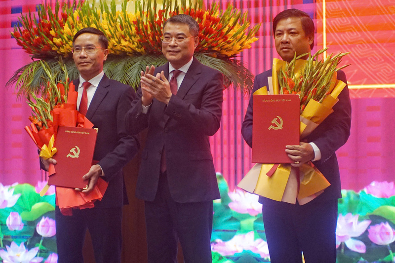 Đồng chí Lê Minh Hưng, Ủy viên Bộ Chính trị, Bí thư Trung ương Đảng, Trưởng Ban Tổ chức Trung ương trao các quyết định của Bộ Chính trị, Ban Bí thư cho đồng chí Lương Nguyễn Minh Triết (ngoài cùng bên phải), đồng chí Phạm Đức Ấn (ngoài cùng bên trái). Ảnh: Bình An