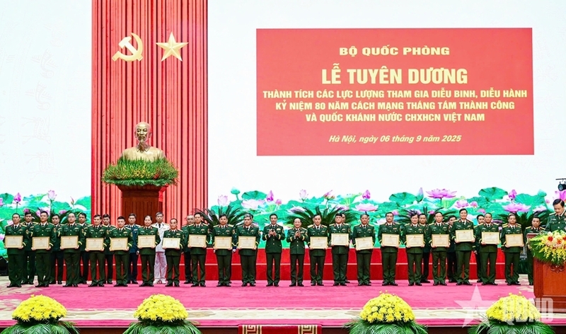 Bộ Quốc phòng tuyên dương các lực lượng tham gia diễu binh, diễu hành A80 - 3