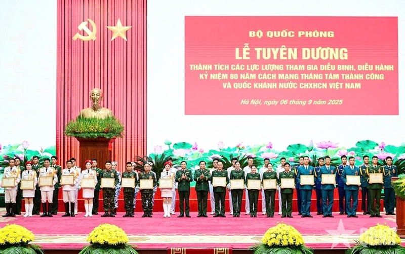 Bộ Quốc phòng tuyên dương các lực lượng tham gia diễu binh, diễu hành A80 - 4