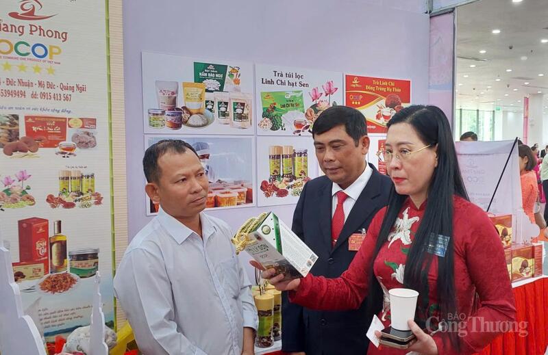 Bí thư Tỉnh ủy Quảng Ngãi Bùi Thị Quỳnh Vân tham quan gian hàng sản phẩm tỏi Lý Sơn của công ty Phú Sinh tại một chương trình trưng bày, quảng bá sản phẩm