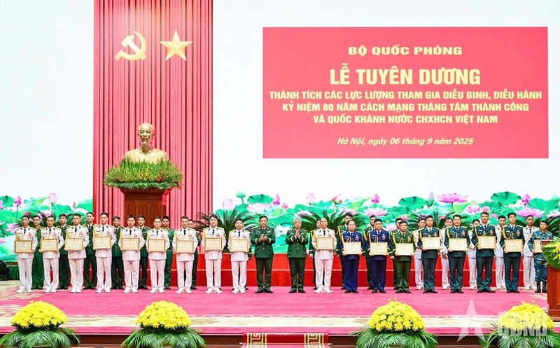 Bộ Quốc phòng tuyên dương các lực lượng tham gia diễu binh, diễu hành A80 - 7