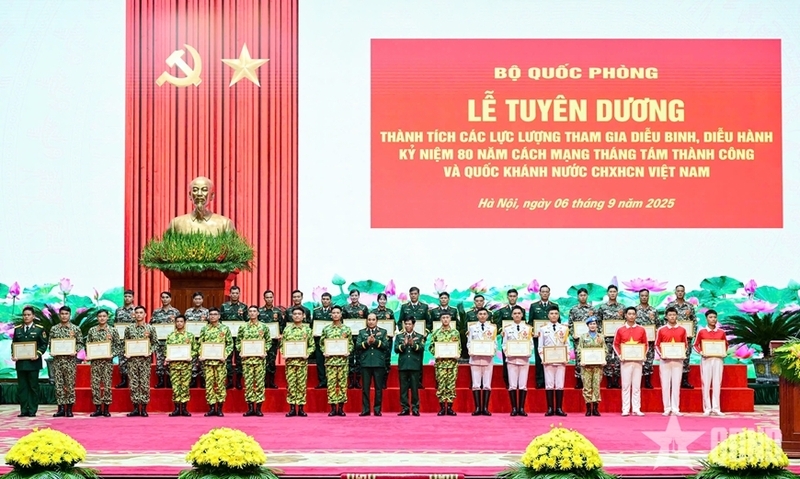 Các đồng chí lãnh đạo Bộ Quốc phòng, Bộ Tổng Tham mưu QĐND Việt Nam trao thưởng cho các cá nhân, tập thể. Ảnh: QĐND